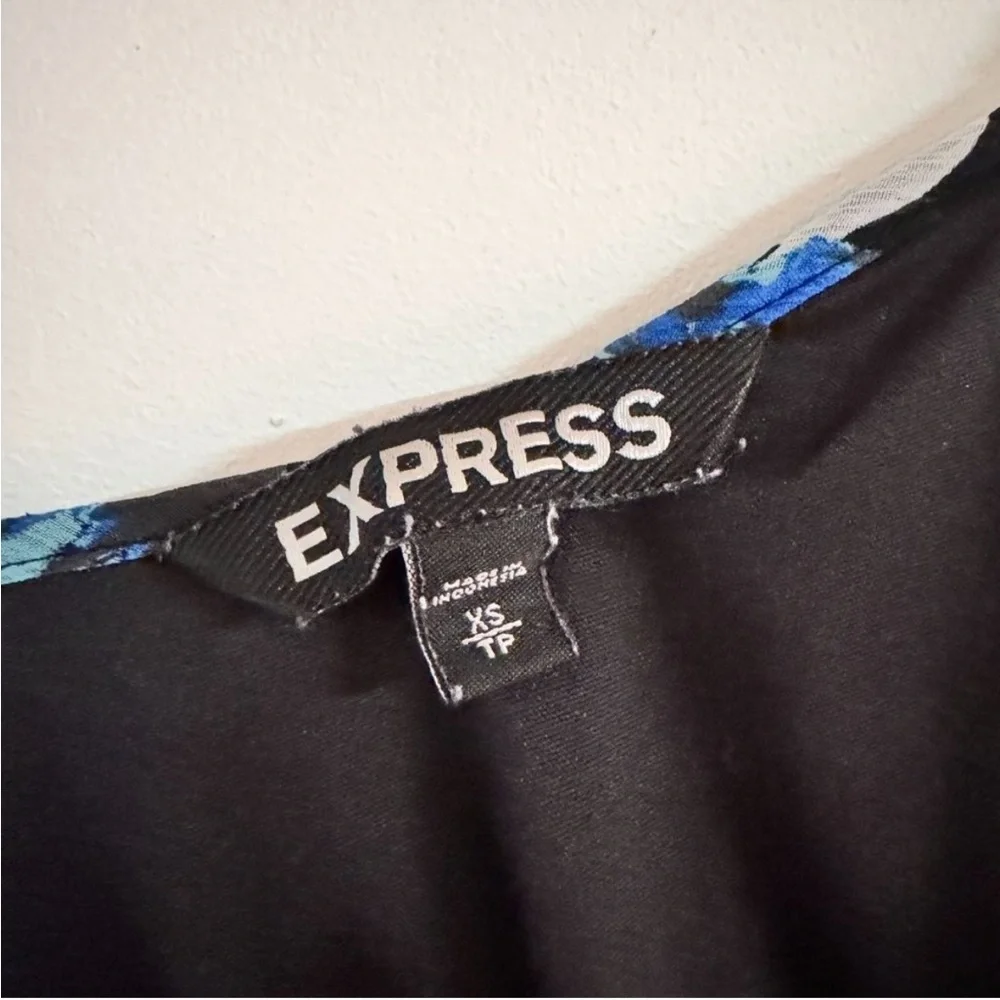 Express - Sleeveless Floral Cami Swing Top in Black Multi - Picture 3 of 4